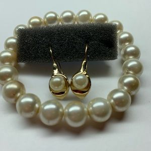 Pearl bracelet and earrings